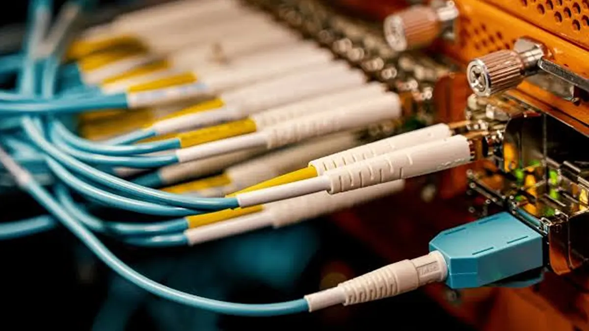 Fiber optik kabloları tamir eden uzman elektrik ustası